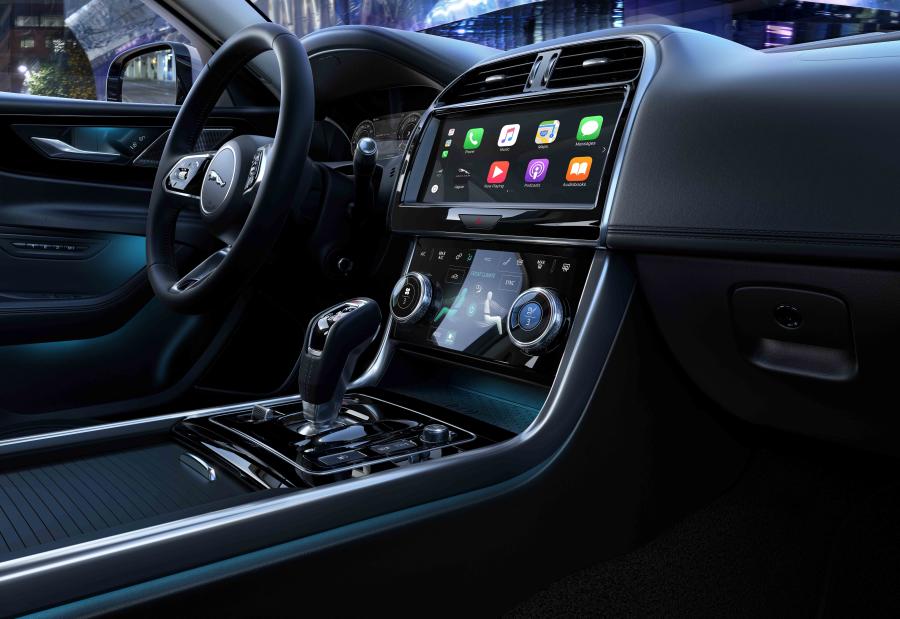 Детали интерьера Jaguar XE D180 HSE 2019 года  (WW) (фото 11 из 28)